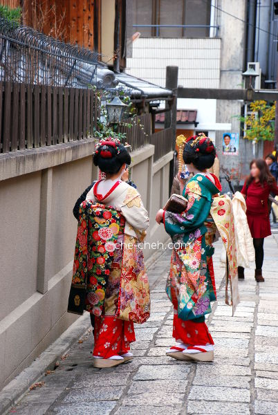 Tourist Dressed As Maiko @ Ishibei-koji 石塀小路, Kyoto